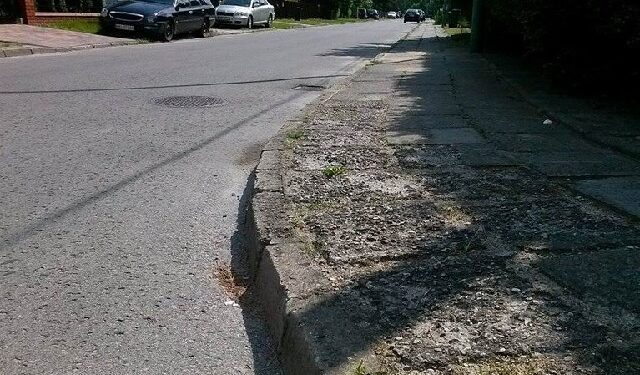 Mielec: Chcą remontu chodnika przy ulicy Wrzosowej.