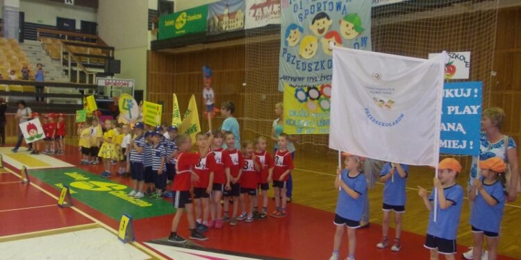 Tarnobrzeg. Kulawy lisek i bieg w kapciach muzealnych czyli III Sportowa Olimpiada Przedszkolaków.