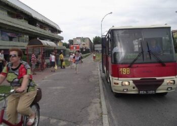Mielec: Kontrowersje wokół darmowych biletów MKS dla seniorów.