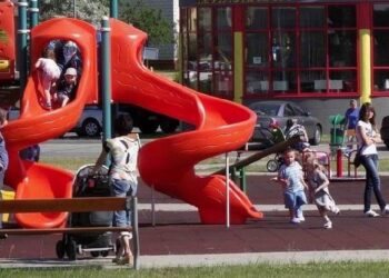 Mielec: Nieogrodzony plac zabaw przy ruchliwej ulicy.