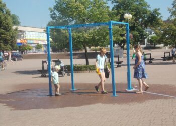 Tarnobrzeg. Chłodna bryza i tęcza na Placu Bartosza Głowackiego.