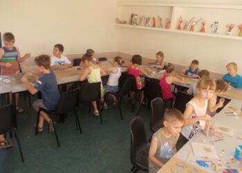 Tarnobrzeg. Aktywnie, twórczo, bezpiecznie. Dzieci na warsztatach ceramicznych.