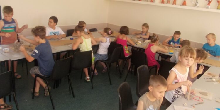 Tarnobrzeg. Aktywnie, twórczo, bezpiecznie. Dzieci na warsztatach ceramicznych.