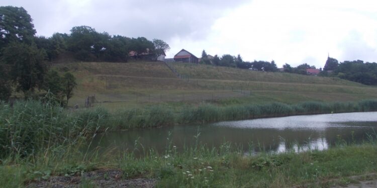 Tarnobrzeg. Skarpa miechocińska zabezpieczona. Nie wszyscy zadowoleni z efektu prac.