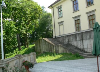 Tarnobrzeg. Remont przy Zamku Dzikowskim.