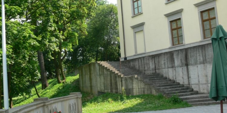 Tarnobrzeg. Remont przy Zamku Dzikowskim.
