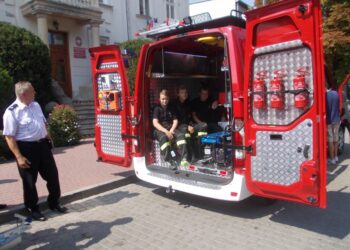 Tarnobrzeg. Po żuku i honkrze mają  renault. Do OSP Dzików trafiło nowe auto.
