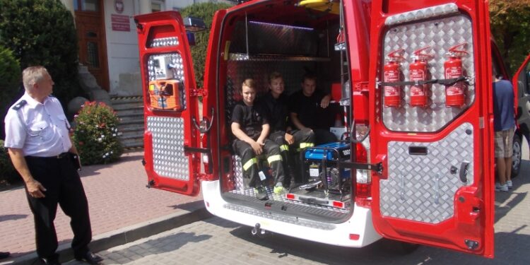 Tarnobrzeg. Po żuku i honkrze mają  renault. Do OSP Dzików trafiło nowe auto.