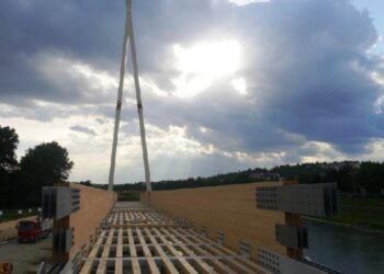 Podkarpacie: Kładka nad Sanem w Przemyślu.