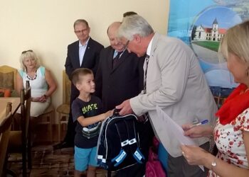 Tarnobrzeg: Pierwszaki otrzymały tornistry szkolne wraz z wyprawką