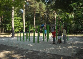 Stalowa Wola: Jeszcze tydzień do otwarcia siłowi street workout w parku