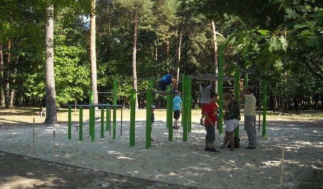 Stalowa Wola: Jeszcze tydzień do otwarcia siłowi street workout w parku
