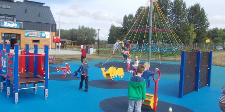 Tarnobrzeg. Plac zabaw nad Jeziorem Tarnobrzeskim  jest gotowy.