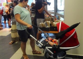 Stalowa Wola: Tłumy czytelników na otwarciu kiermaszu.
