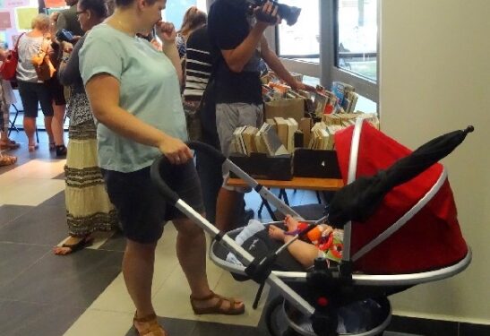 Stalowa Wola: Tłumy czytelników na otwarciu kiermaszu.