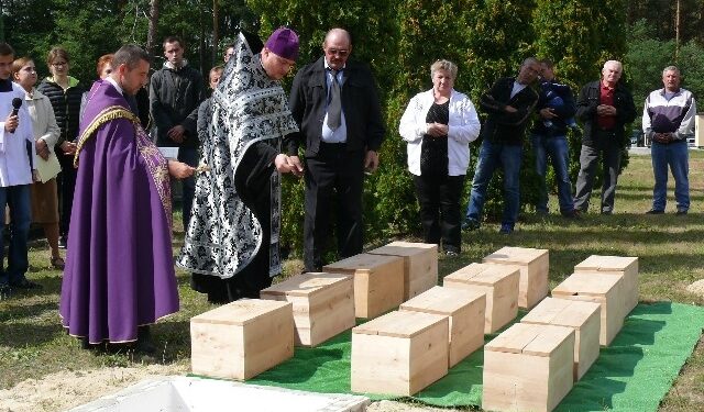 Kłyżów: Szczątki żołnierzy spoczęły na cmentarzu parafialnym.