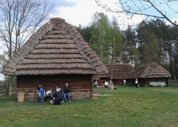 Kolbuszowa: Na skansenie z dziadkiem i babcią.