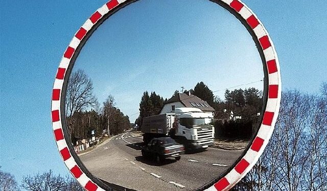 Świerczów: Chcą "pasów" i lustra drogowego.