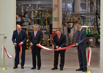 Chmielów: Otwarcie nowej części zakładu produkcji szyb samochodowycj Pilkington Automotive Poland.