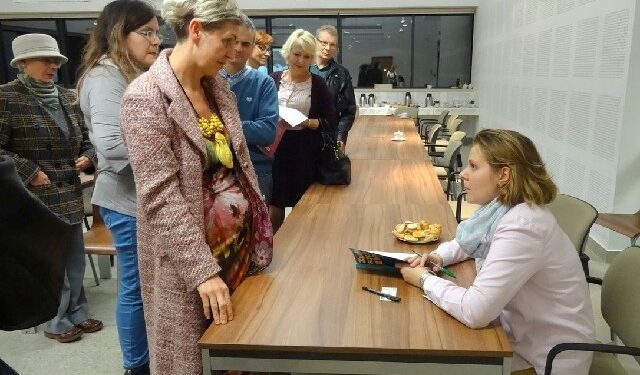 Stalowa Wola: W bibliotece o Indiach i PRL-u.