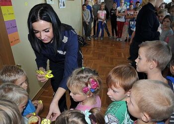 Mielec: Policyjny 'Świetlik' dla bezpieczeństwa dzieci.