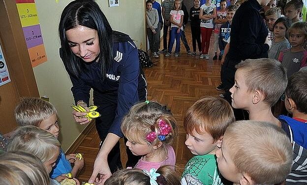 Mielec: Policyjny 'Świetlik' dla bezpieczeństwa dzieci.
