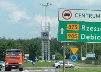 Mielec: Chodnik i ścieżka rowerowa przy drodze do strefy.
