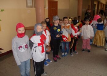 Tarnobrzeg. Szkoła Podstawowa numer 3 świętowała  Międzynarodowy Dzień Postaci z Bajek.