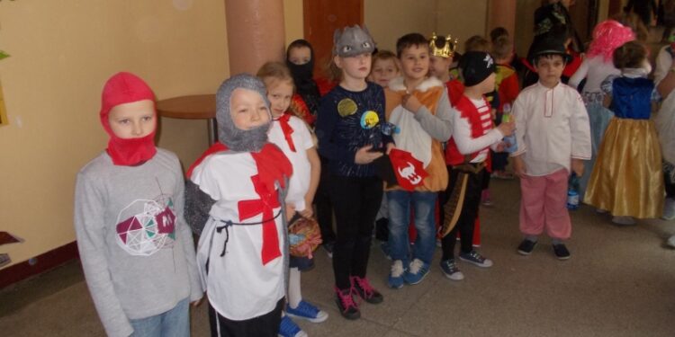 Tarnobrzeg. Szkoła Podstawowa numer 3 świętowała  Międzynarodowy Dzień Postaci z Bajek.