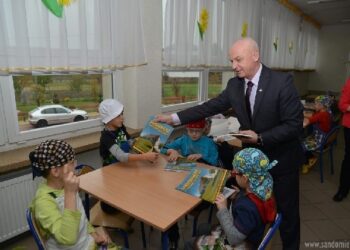 Sandomierz: Podręczniki edukacji regionalnej trafiły do najmłodszych.