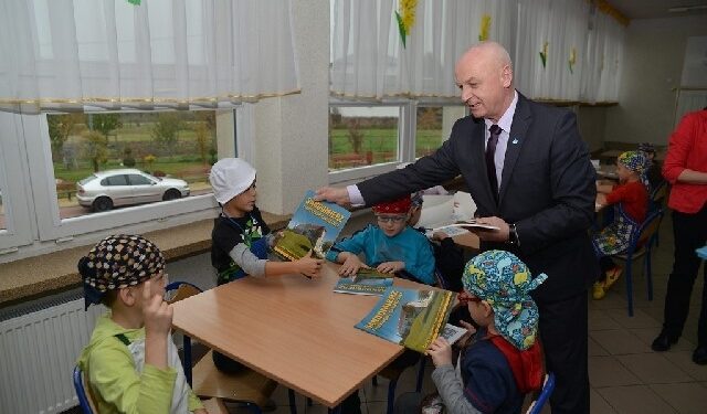 Sandomierz: Podręczniki edukacji regionalnej trafiły do najmłodszych.