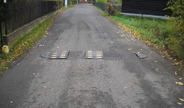 Baranów Sandomierski: Ktoś ukradł próg zwalniający w Dymitrowie Dużym