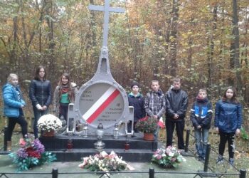 Góry Wysokie, gm. Dwikozy: Uczniowie opiekują się mogiłami ofiar hitleryzmu.