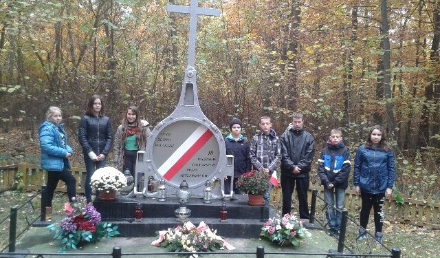 Góry Wysokie, gm. Dwikozy: Uczniowie opiekują się mogiłami ofiar hitleryzmu.