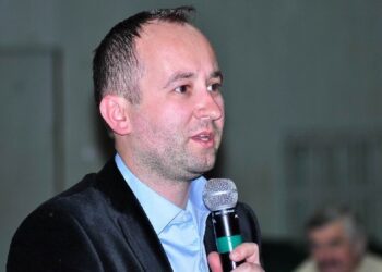 Kolbuszowa: Znaki drogowe na chodnikach