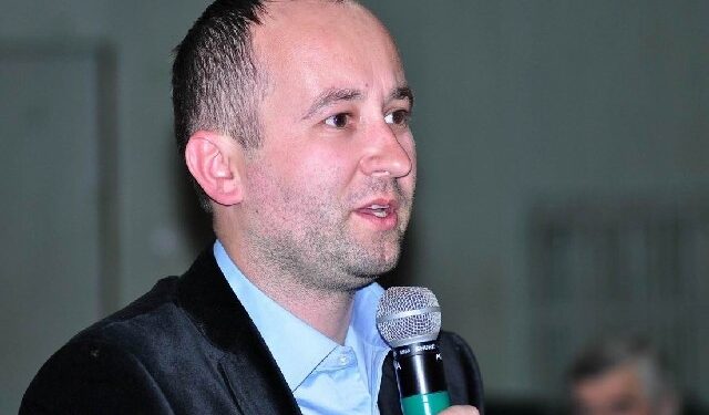 Kolbuszowa: Znaki drogowe na chodnikach