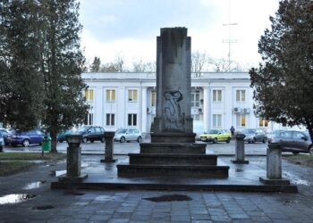 Mielec: Szumnie wokół pomnika.