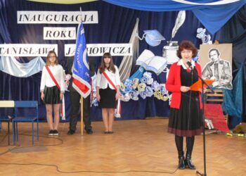 Tarnobrzeg. Gimnazjum numer 1 w Tarnobrzegu  zainaugurowało rok swojego patrona Stanisława Jachowicza.