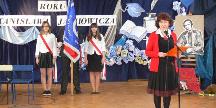 Tarnobrzeg. Gimnazjum numer 1 w Tarnobrzegu  zainaugurowało rok swojego patrona Stanisława Jachowicza.