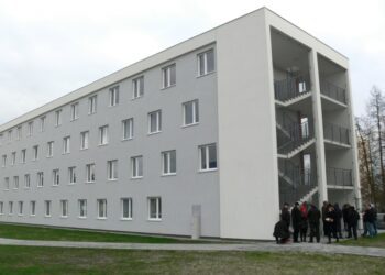 Tarnobrzeg. 36 rodzin otrzymało klucze do mieszkań w nowym bloku socjalnym.