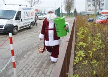 Stalowa Wola: Mikołaj przyniósł pojemniki na śmieci.