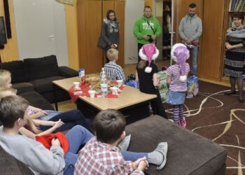 Stalowa Wola: Kibice z zielono-czarnym Mikołajem.