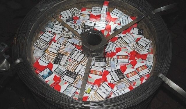 Podkarpacie: Celnicy udaremnili przemyt ponad 46 tysięcy paczek papierosów w transporcie drutu.