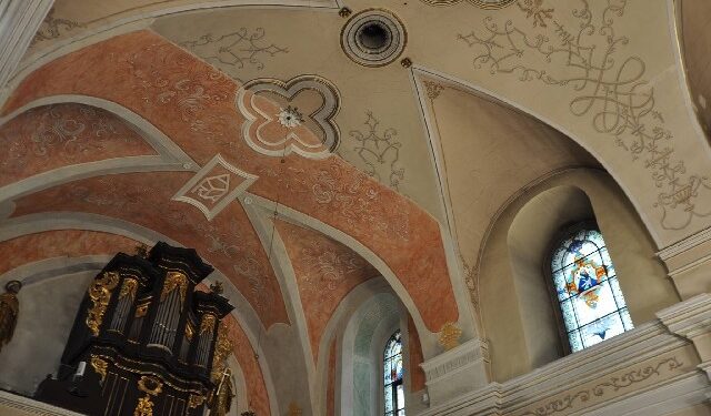 Mielec: Odkrywają malowidła.