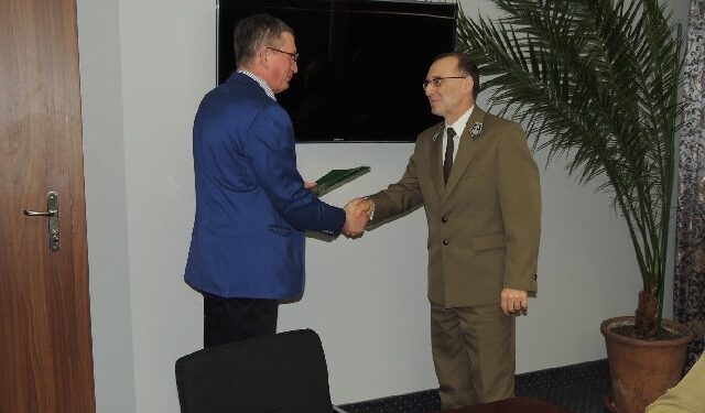 Mielec: Starosta podpisał porozumienia z nadleśniczymi.