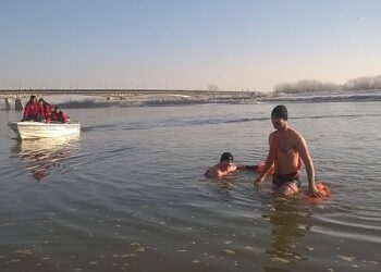 Sandomierz: Morsy przepłynęły Wisłę