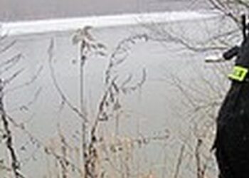 Stalowa Wola: Dzieci chodziły po spiętrzonej krze na Sanie