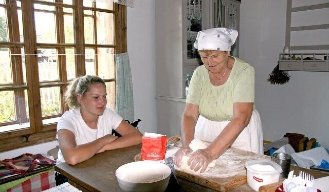 Kolbuszowa: Nauczą robić pączki i faworki.