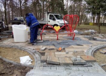 Stalowa Wola: Kącik zakochanych w parku miejskim