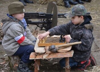 Stalowa Wola: Rozbili obóz partyzancki w Parku i pobiegli Wilczym tropem